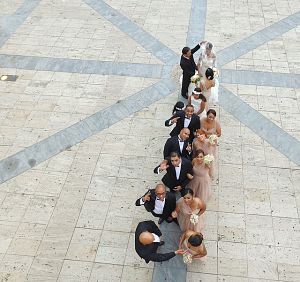 Drone grabando novios en ceremonia